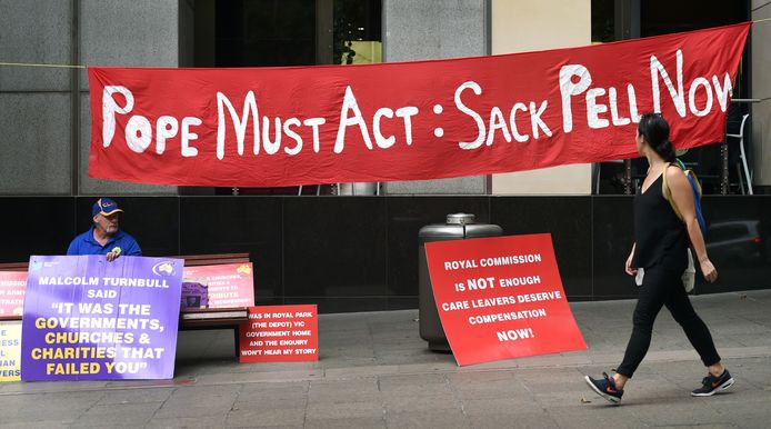 Activisten protesteren in Sydney tegen misbruik in de katholieke en Anglicaanse kerk.