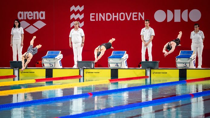 Kim Busch (midden) duikt vanmiddag het water in en - als het resultaat goed is - vanavond voor de 4x100 meter vrije slag.