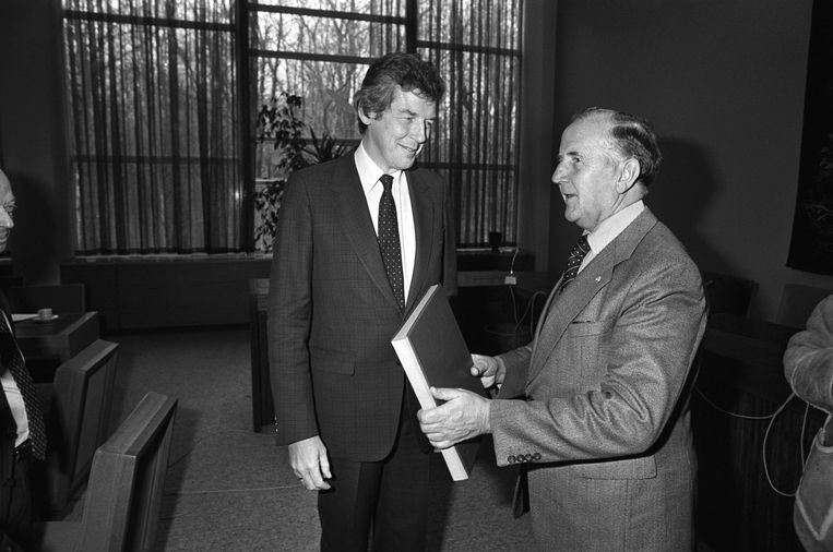 1984: Wim Kok FNV (l) en Chris van Veen VNO hebben het akkoord van Wassenaar getekend. Beeld ANP