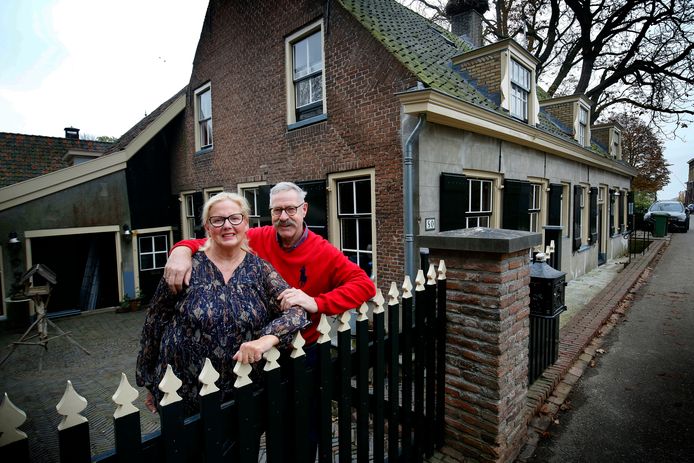 Piet en Magda voor hun huis aan de Waaldijk.