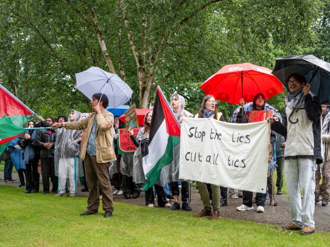 Pro-Palestijnse studenten gaan kantoor bezetten van voorzitter Tilburgse universiteit: ‘We blijven tot de politie komt’ 