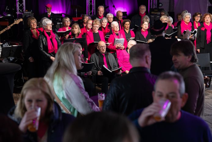 Smartlappenkoor 'onbekrommert' beet zondag het spits af bij het ‘Drie Dorpen Feest’ in Vught.