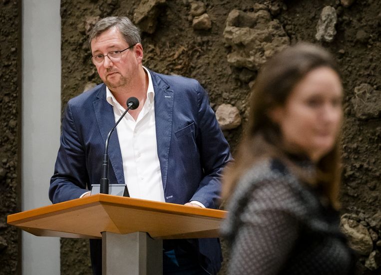 René Peters (CDA) en Suzanne Kroger (GroenLinks) tijdens het debat over de asielcrisis van dinsdag. Het CDA wil terug naar het twee-status-stelsel' van voor het jaar 2000. Beeld ANP /  ANP