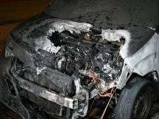 Bestelbusje in vlammen op in Tilburg, politie gaat uit van brandstichting
