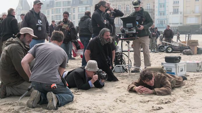 Hoyte Hoytema (midden, zittend op knieën) en Christopher Nolan aan het werk op de set van Dunkirk. Foto: Melinda Sue Gordon