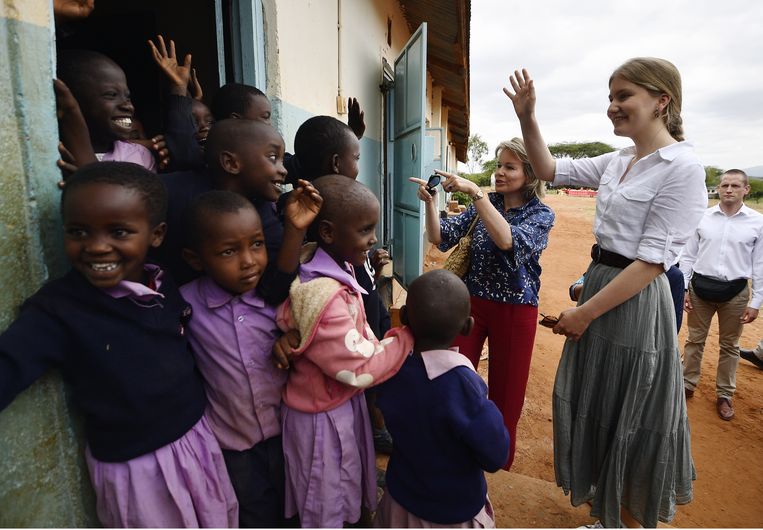 Prinses Elisabeth tijdens een bezoek aan een schooltje in Kenia. 