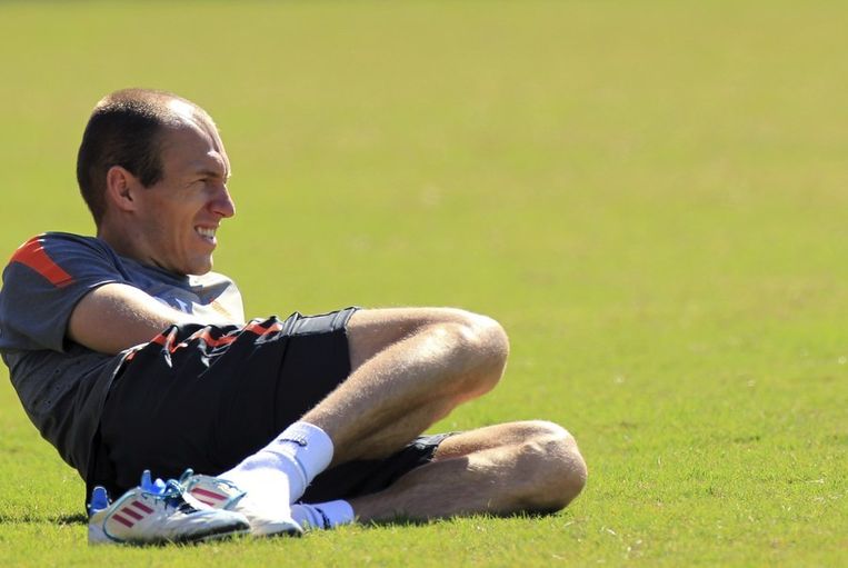 Arjen Robben bekijkt de training van Oranje in de relaxmodus. Beeld reuters