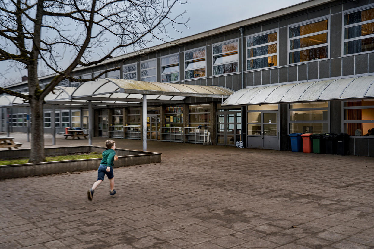 Geen van de experts wil de scholen na de paasvakantie weer openen. Voorlopig spreekt niemand zich uit over wanneer het dan wel kan. Beeld Eric de Mildt