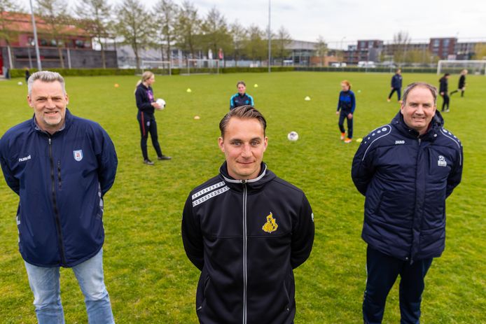 Vlnr. Marcel Versteeg, Nigel Branderhorst en Dave de Louw zetten zich in voor het regionale vrouwenvoetbal.