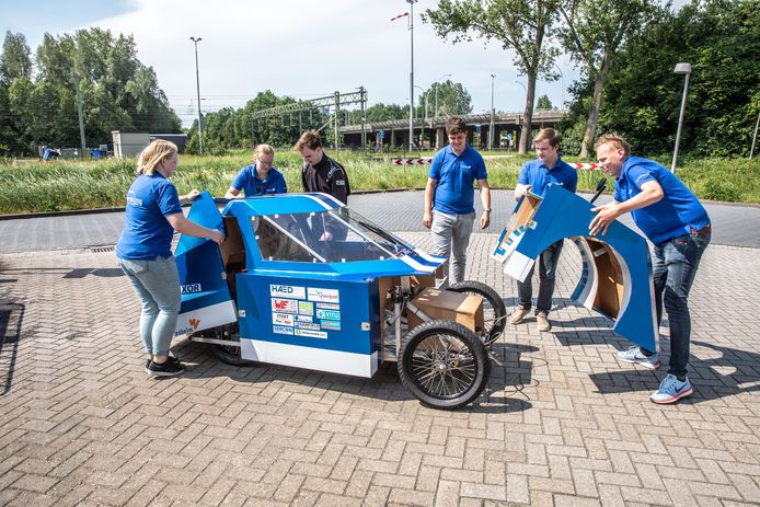 De nieuwe race auto van Blue Racing team Windesheim voor de Shell Eco Marathon weegt onder de honderd kilo.