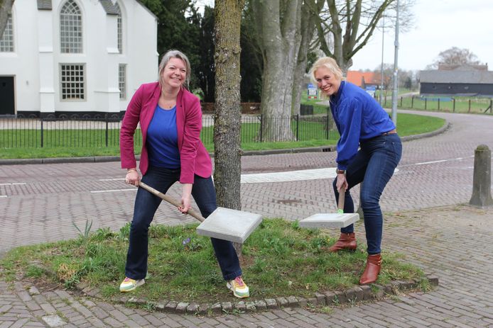 Duurzaamheidswethouders Daphne Bijvoet uit Culemborg (links) en Martine de Bas uit Buren bij aanvang van de strijd
