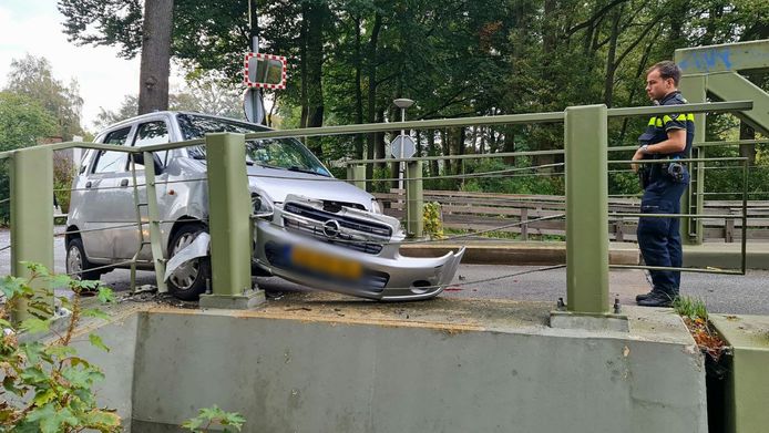 De auto en de brug raakten beschadigd.