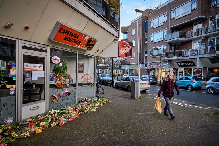 Bloemen voor Cafetaria Houtwijk, waar vorige week de eigenaar werd doodgestoken. Beeld Phil Nijhuis