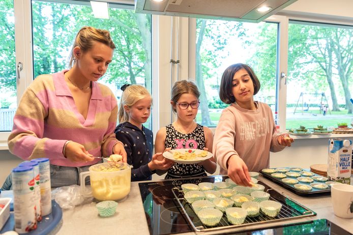 Etten-Leur, Moreno Molenaar/Pix4Profs

Sosanna, Phileine, Quinty en Florence maken het dessert: cupcakes met framboos en banaan.