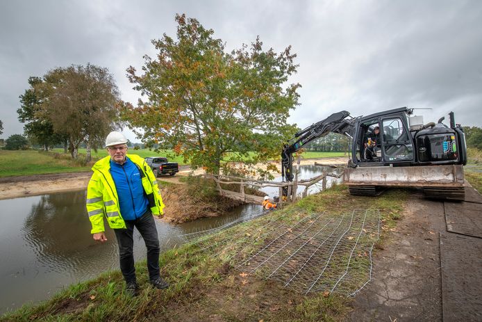 Op de plek in Wenum-Wiesel waar straks een zonnepark moet komen, wordt een bos aangeplant. Op die manier wordt onder meer reflectie richting tegenoverliggende huizen tegengegaan. Dat zegt projectleider Marcel van Betuw van Waterschap Vallei en Veluwe.
