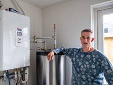 Menno (57) heeft duurzaam huis in Bathmen, maar niet voor het geld: ‘Ik pas me gewoon aan’