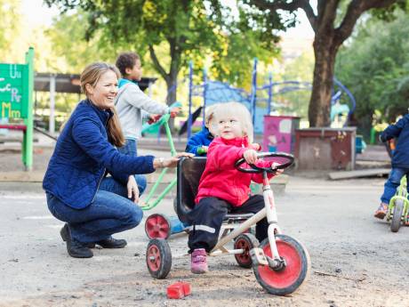 Minister wil dat altijd tweede begeleider meekijkt in kinderopvang: desnoods groepen sluiten bij personeelstekort