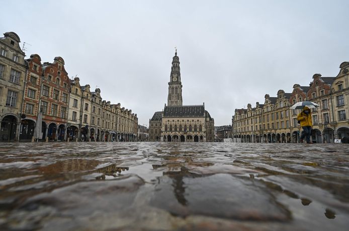 Een desolate wandelaar in het historische centrum van Arras (Pas-de-Calais).