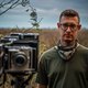 Oekraïense fotograaf portretteert met stokoude camera de mensen die zijn land verdedigen: ‘De soldaten vinden het geweldig amusant’