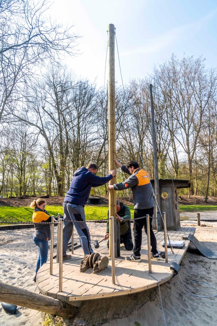 Hornbach-vrijwilligers helpen Stadsboerderij Buytendelft een handje met het restaureren van het priratenschip.