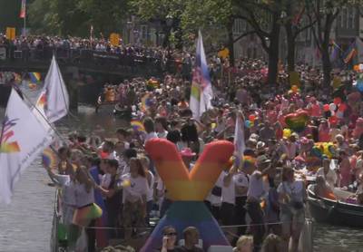 Voor het eerst sinds 2019 Canal Pride Parade in Amsterdam: “Jezelf zijn in een tijd dat het heel moeilijk is om te zijn wie je bent”