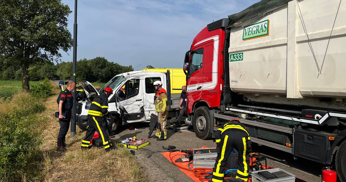 Automobilist zit zwaargewond bekneld door botsing met vrachtwagen in Baarle-Nassau.