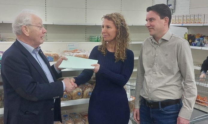 De overhandiging van een cheque ter waarde van 7000 euro door algemeen directeur Brigitte Ender en financieel directeur Willem-Jan Pronk van BDE PROTEQS aan voorzitter Theo Grootjen van Voedselbank Lelystad.