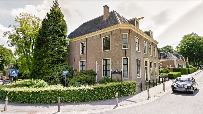Het gemeentehuis van Rozendaal aan de Kerklaan.