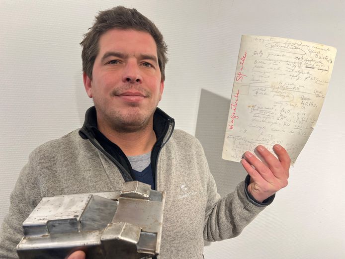 Steven Teughels van HammerTime met de Prova Car (links) en het schetsboek (rechts) van Panamarenko
