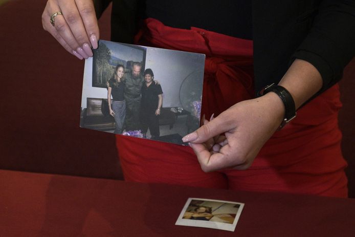 Mavys Alvarez poseert met een foto waarop ze met Maradona en de Cubaanse oud-president Fidel Castro staat.