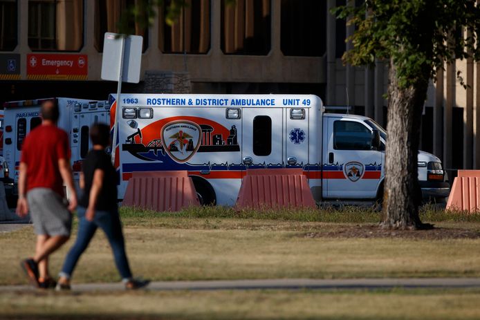 Een ambulance bij het Royal University Hospital in Saskatoon, Saskatchewan, Canada, kort nadat de arrestatie van Sanderson bekend werd gemaakt.