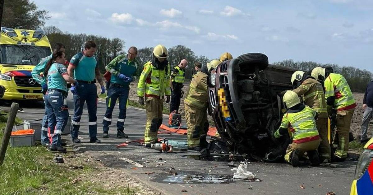 Ernstig ongeluk bij Nunspeet met auto en e-bikers: vier mensen gewond.