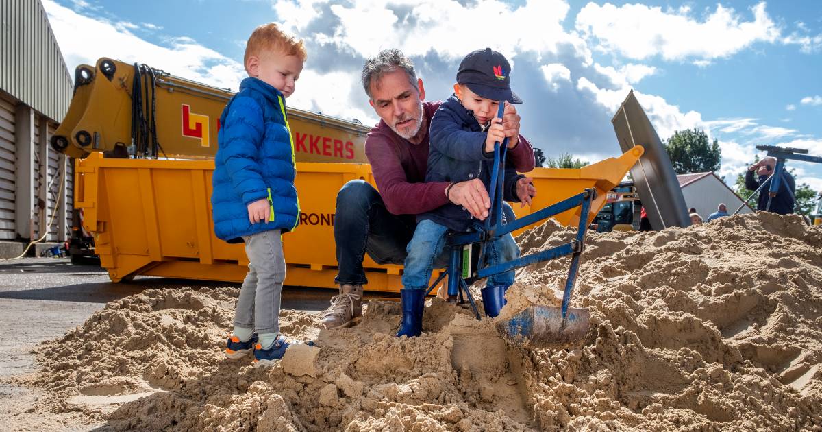Demolition Day bij voormalige mengvoederfabriek in Wanroij: slooprobot neemt het over van de sloopko