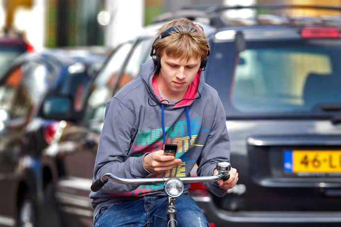 Telefoneren en muziek beluisteren tijdens het fietsen vergroten de kans op een ongeval.