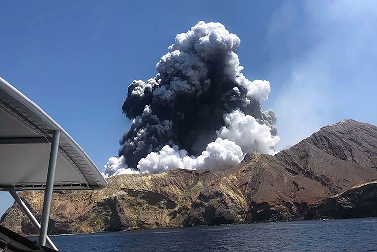 White Island op maandag vlak na de uitbarsting van de vulkaan.   Beeld AFP