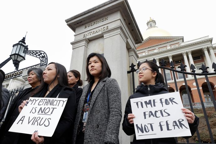 De Aziatisch-Amerikaanse gemeenschap protesteerde op 12 maart tegen de toegenomen angstzaaien, discriminatie en geweld tegen de gemeenschap sinds de uitbraak van het coronavirus.