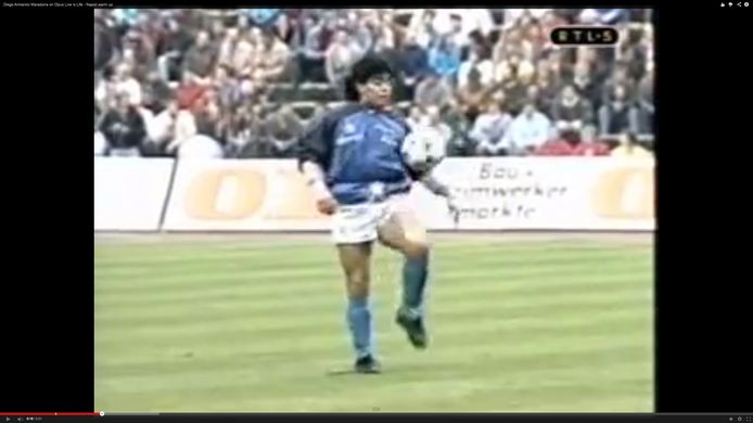 Maradona die in halve finale Uefa-cup in Munchen opwarmt op ‘Live is life’ van Opus.