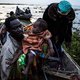 Nu het geweld oplaait, vluchten tienduizenden Congolezen per bootje naar Uganda