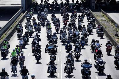 Des milliers de motards manifestent contre le contrôle technique obligatoire à Paris: “C’est du racket”