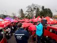 Dinsdag na Pinksteren wordt bij Fokker Elmo in Hoogerheide al voor de zesde keer dit jaar gestaakt voor een betere verhuisbonus omdat de fabriek gaat sluiten. Een deel van het personeel legt weer voor 48 uur het werk neer.