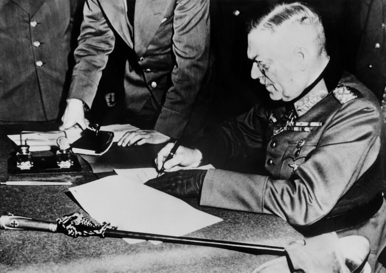 Generaal-veldmaarschalk Wilhelm Keitel tekent voor de Duitse capitulatie. Beeld AFP