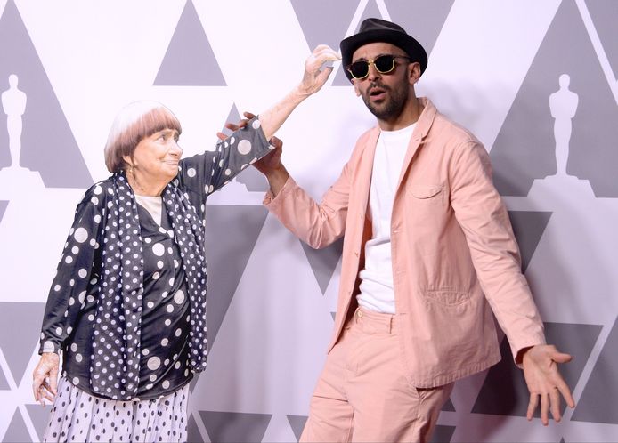 Co-regisseurJR (r) met het kartonnen bord van regisseuse Agnes Varda.