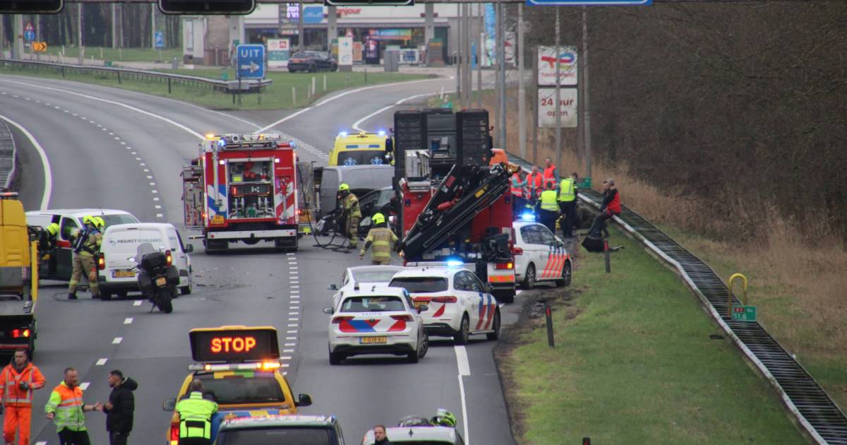 Ernstig ongeluk op A1 met vrachtwagen en drie auto’s: weg richting Apeldoorn dicht.