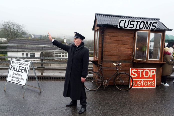 Een betoger tegen de brexit drijft de spot met grenscontroles in Noord-Ierland.