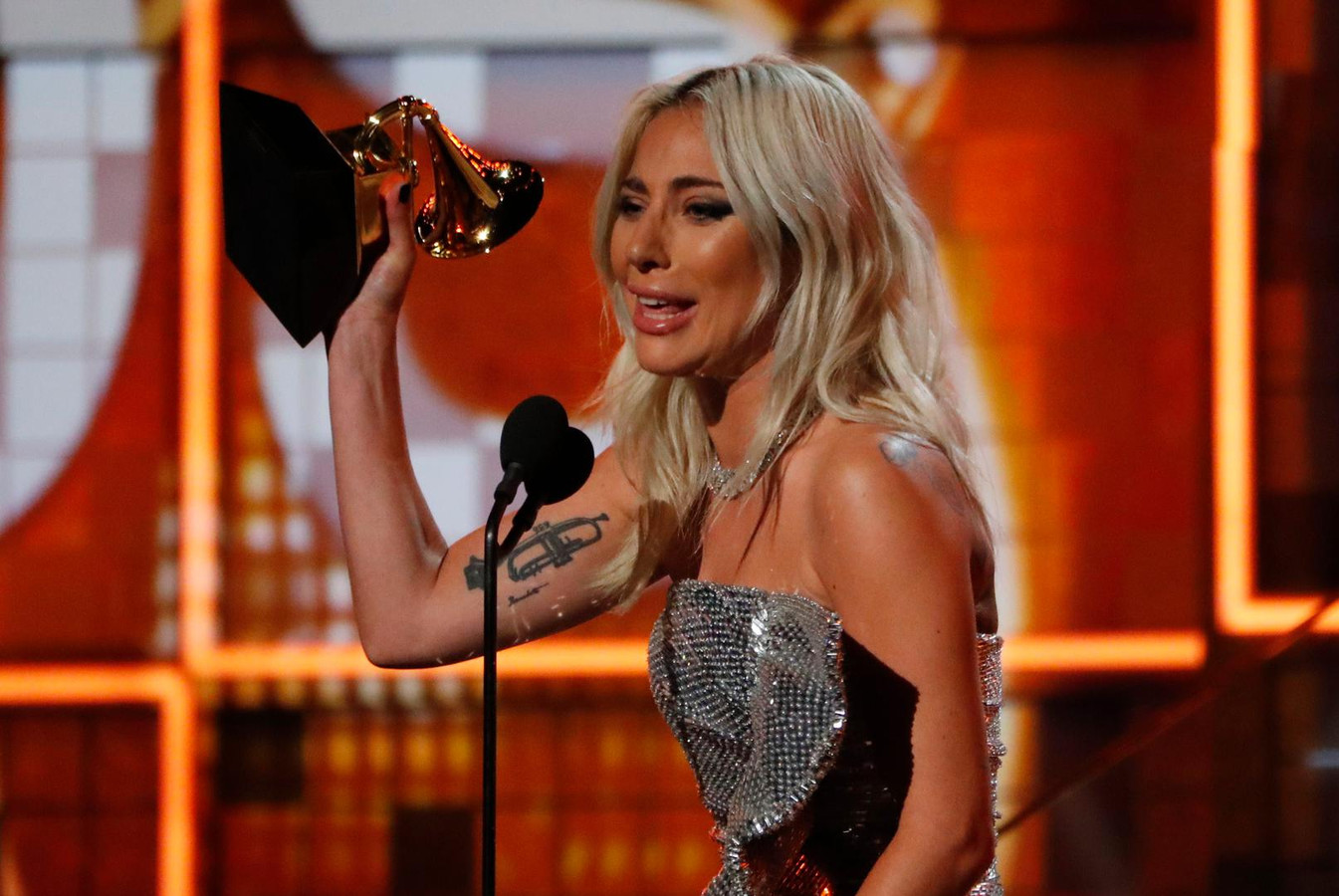 Пение звезд. Леди Гага на премии Грэмми. Грэмми премия награждение. Леди Гага лауреаты премии «Грэмми». Премия «Грэмми» за лучшее женское вокальное поп-исполнение.
