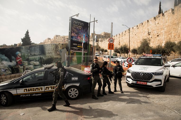 Israëlische politieagenten in Jeruzalem bewaken de plek waar eerder op de dag een Palestijnse jongen het vuur opende op Israëliërs.  Beeld Getty Images