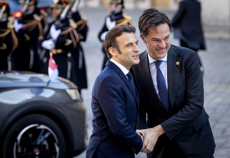 Mark Rutte en Emmanuel Macron vrijdag bij het kasteel van Versailles in Frankrijk. Beeld ANP