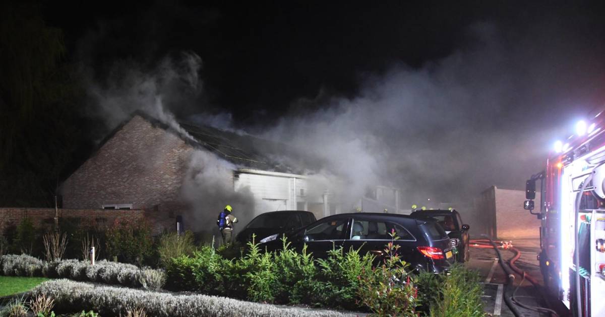 Brandweer tot diep in de nacht bezig met blussen grote brand in garages achter appartementencomplex 