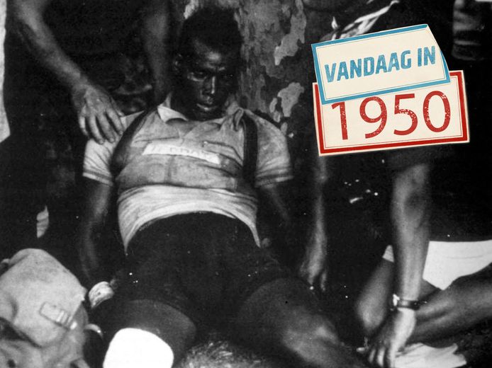 Abdel-Kader Zaaf slaapt tegen een boom.