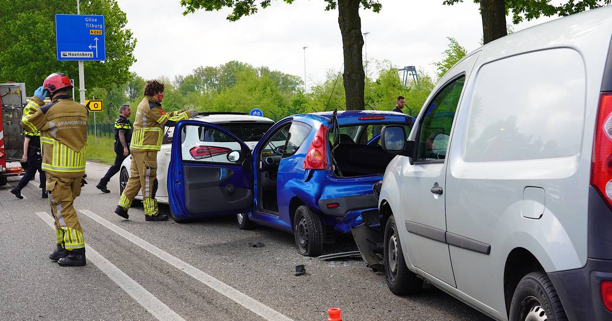 Drie autos betrokken bij botsing in Rijen, vrouw gewond.